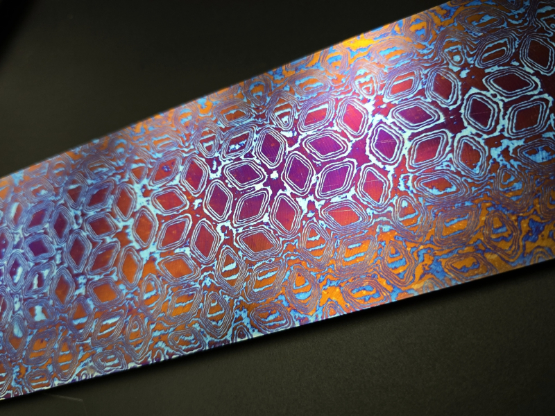 4.6 x 85 x 386 mm FF Rainbow-Ti flat - Rhombic patt. - Titanium damascus